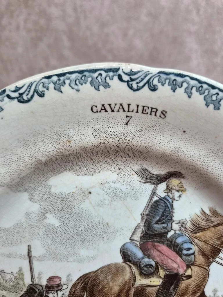 Plato parlante antiguo de terra de fer Hb & Cie – Caballeros n°7 – policromado – photo 3